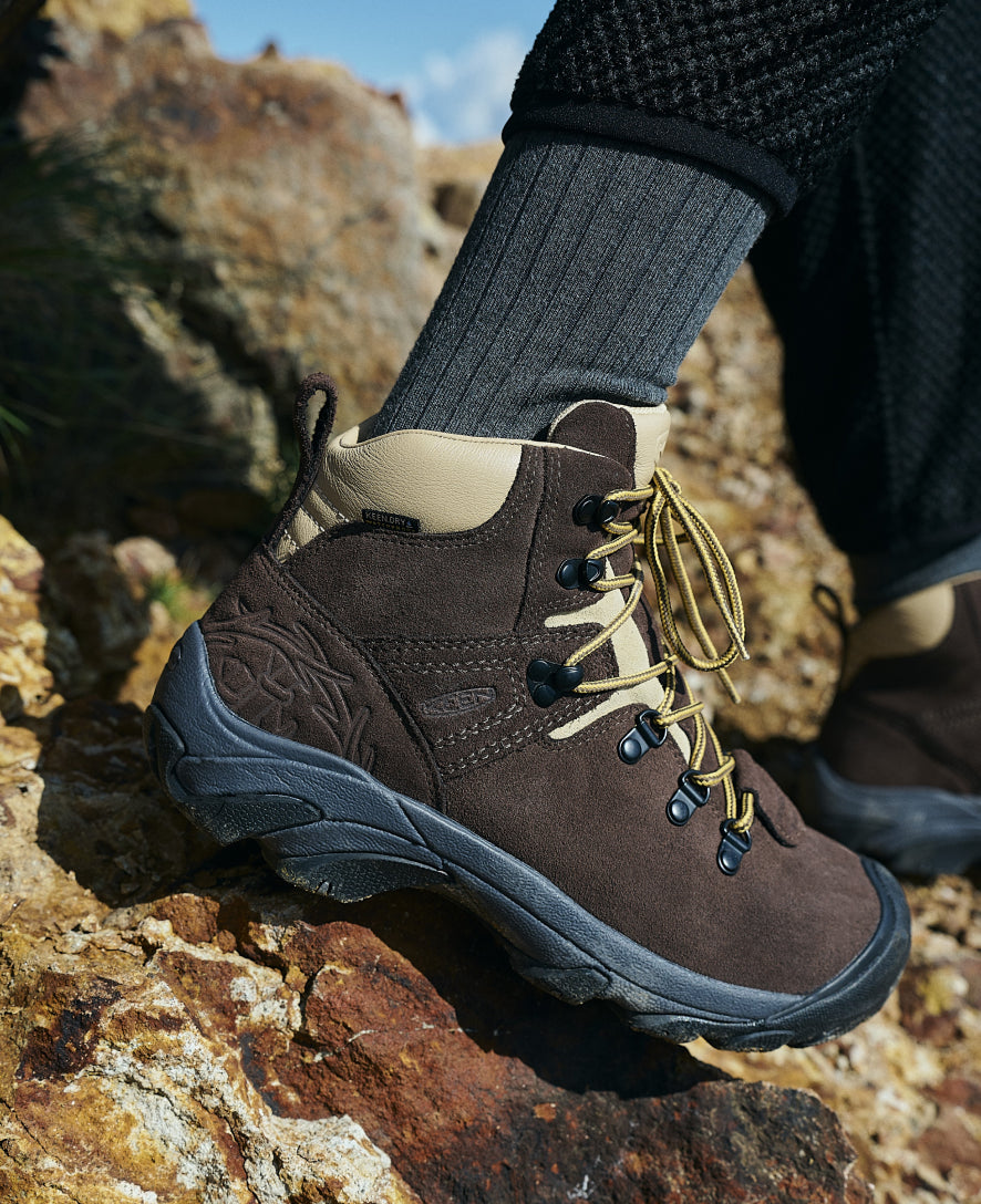 KEEN_M_PyreneesXMountainResearch_1029399_PDP_Lifestyle_Vertical_2