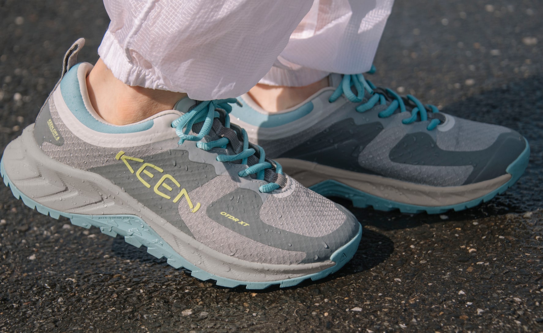 KEEN_W_1029046_Versacore_Lifestyle_PDP_Doublewide_5f8c620d-16d9-45f8-8773-c90e6a48b748