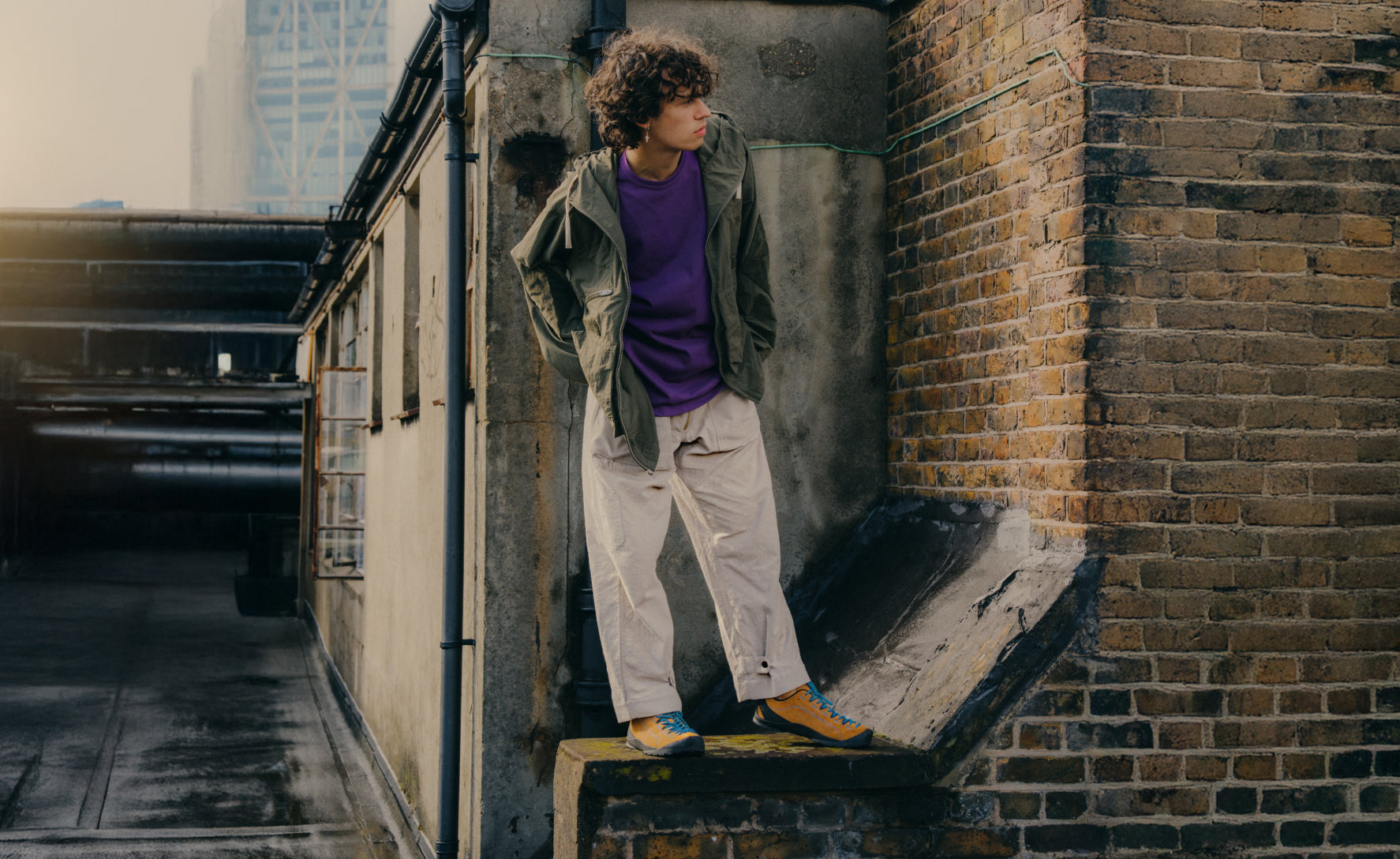 S25_KEEN_Japser_M_1002661_Spice-Blue_PDP_Lifestyle_Doublewide_b0dfc934-5b22-45da-99e5-eb4a9990e50f
