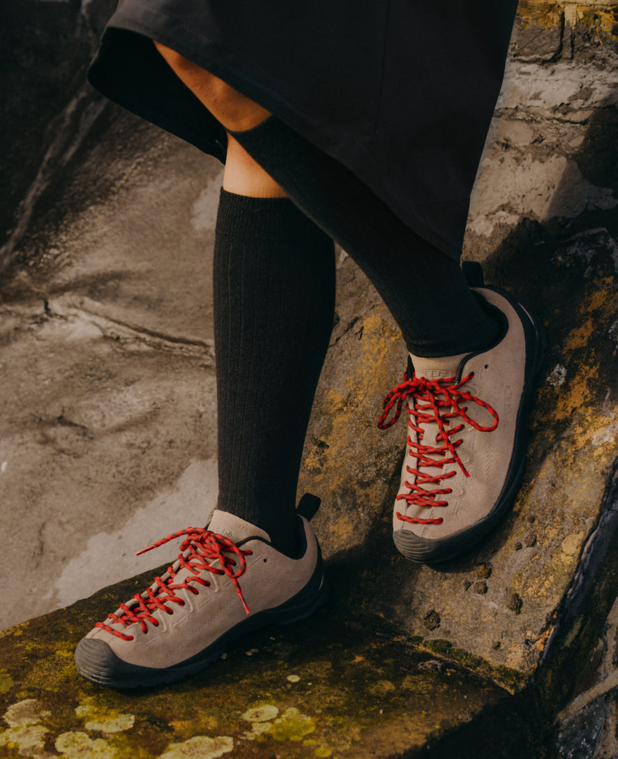 S25_KEEN_Japser_W_1002672_Silver-Mink_PDP_Lifestyle_Single_Left_edeee4e3-e1aa-4b74-b84d-2cd56664598c