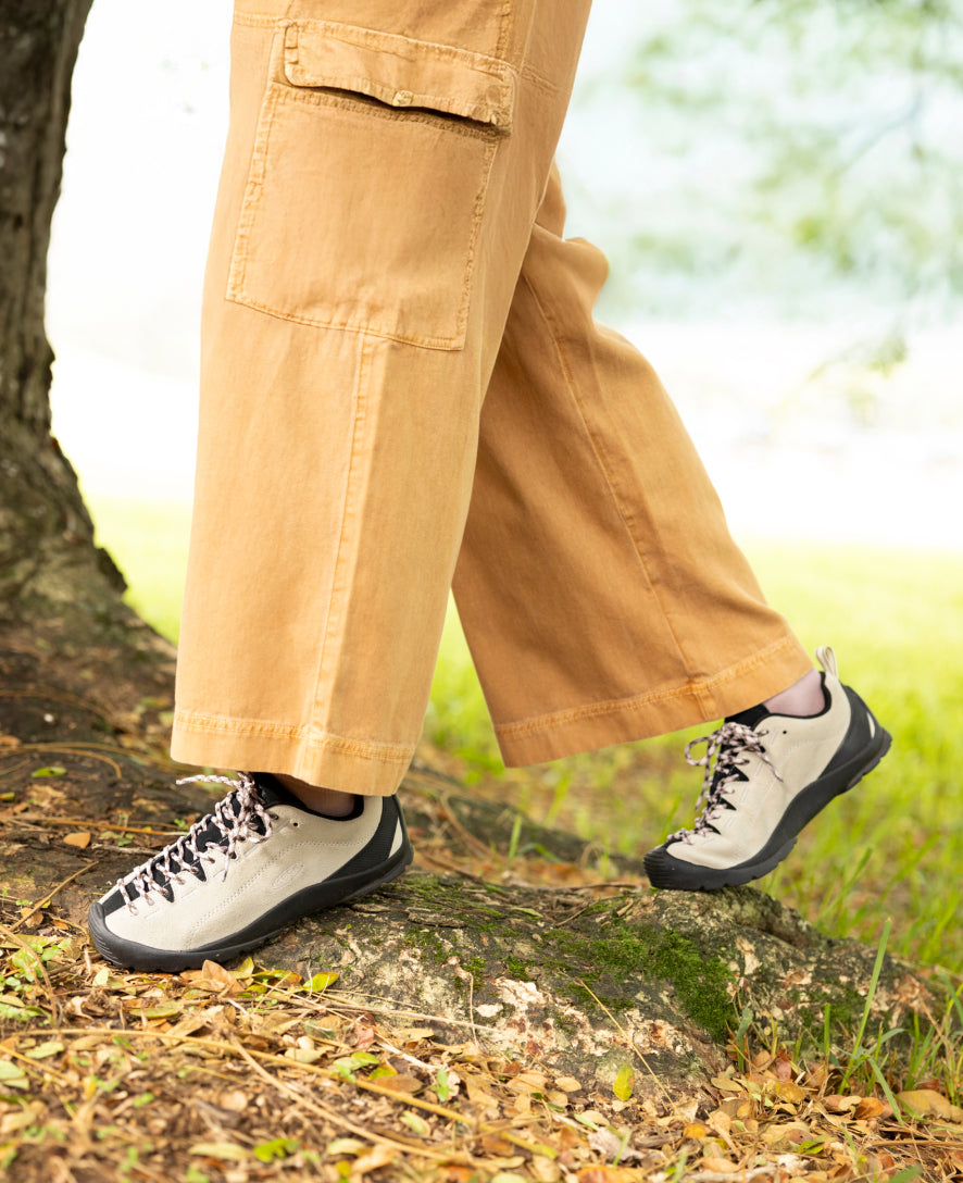 S25_KEEN_Japser_W_1030557_Birch-Black_PDP_Lifestyle_Single_Left