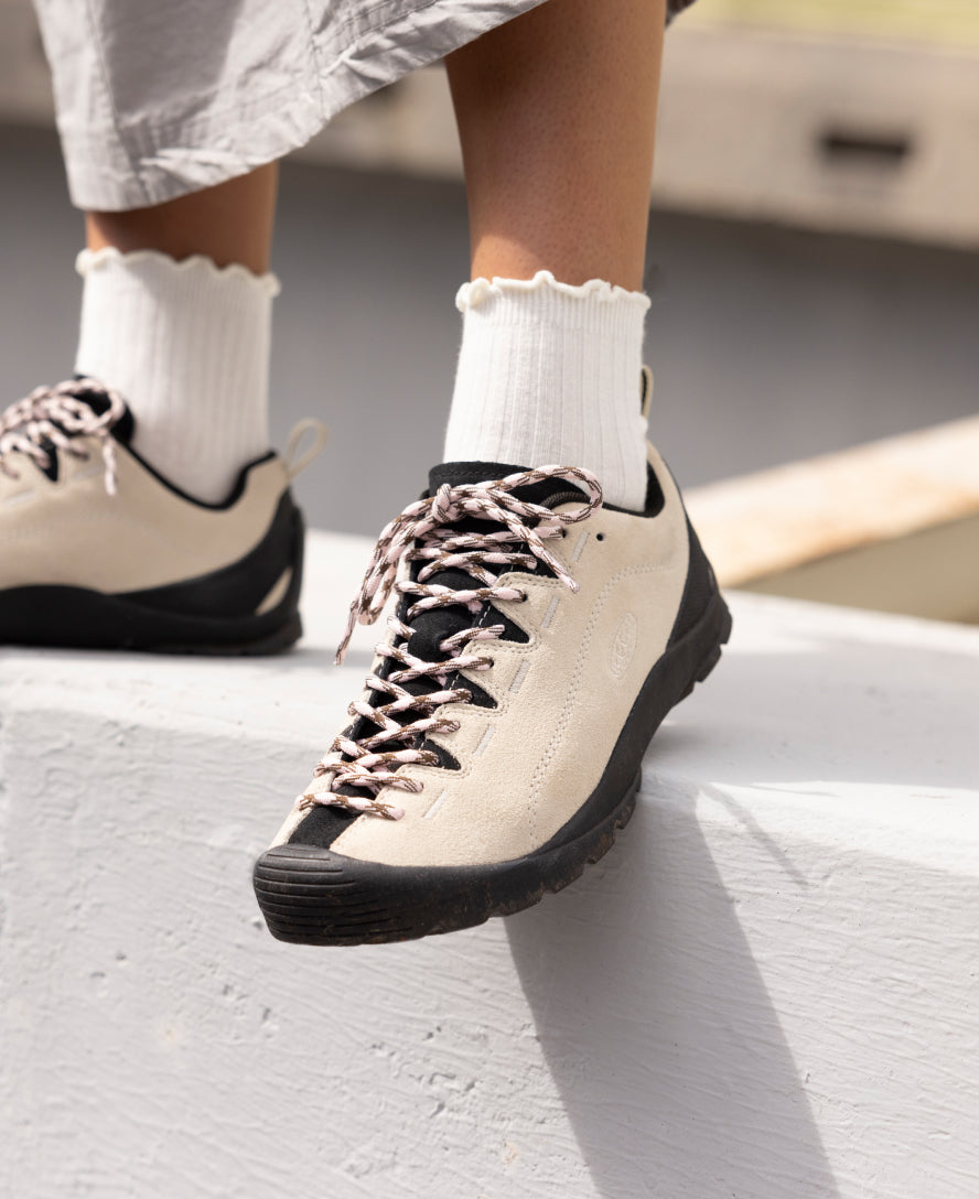 S25_KEEN_Japser_W_1030557_Birch-Black_PDP_Lifestyle_Single_Right