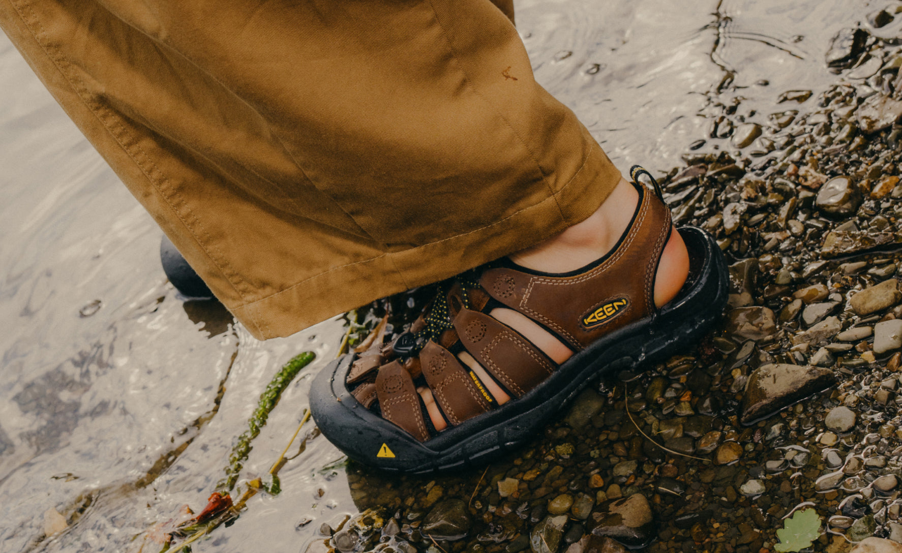 SS25_KEEN_M_NewportLeather_PDP_Wide_Lifestyle